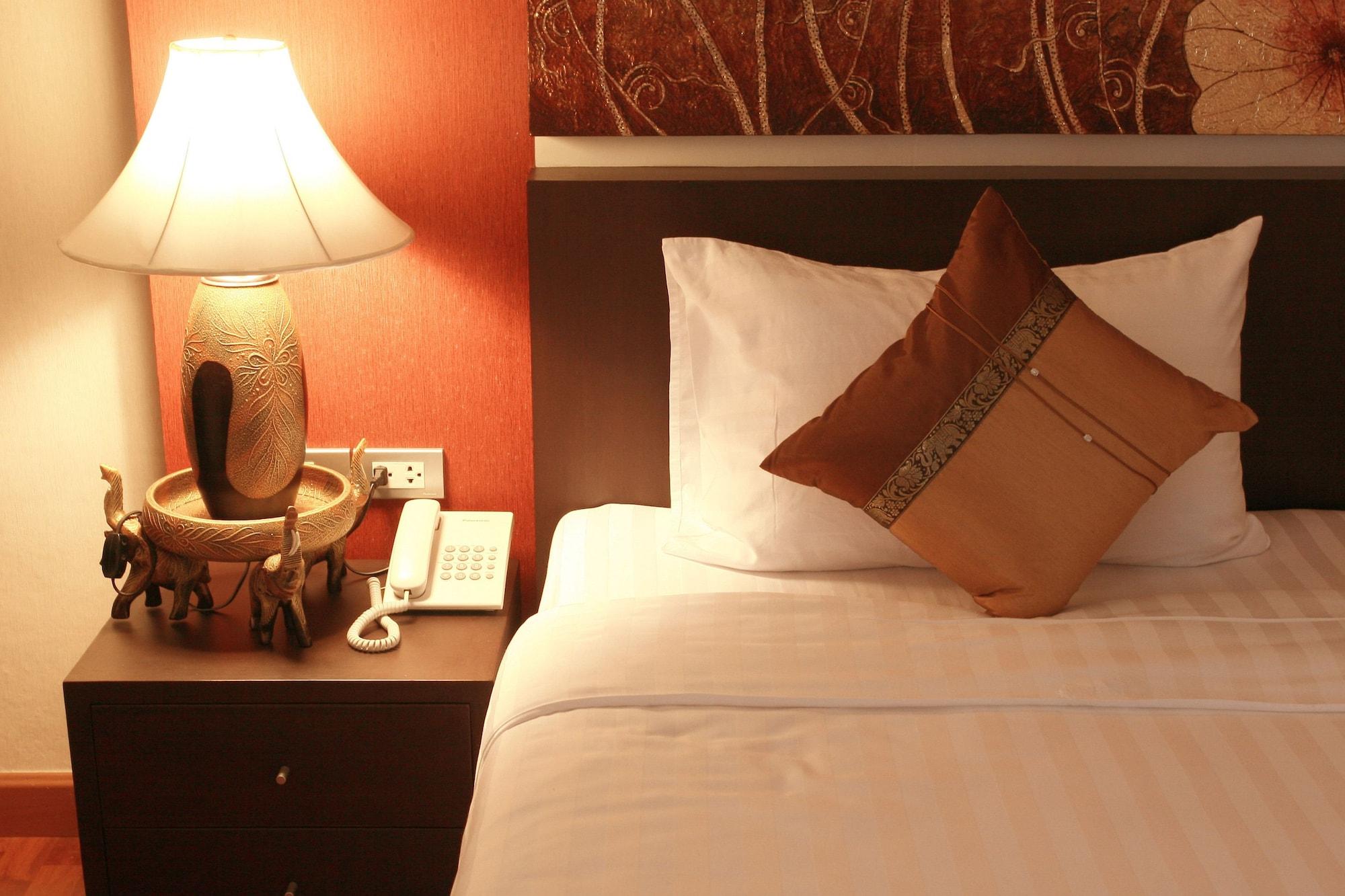 Mirth Sathorn Hotel Bangkok Esterno foto