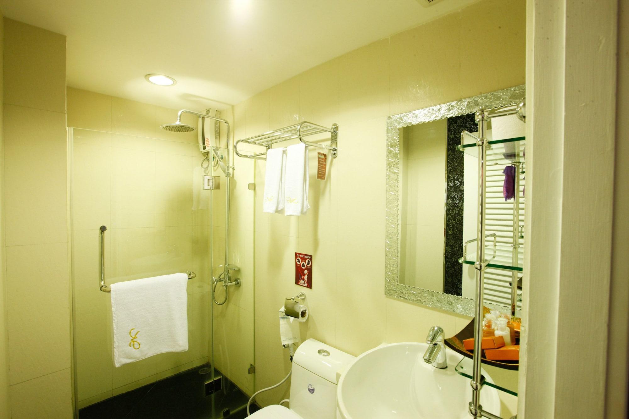 Mirth Sathorn Hotel Bangkok Esterno foto