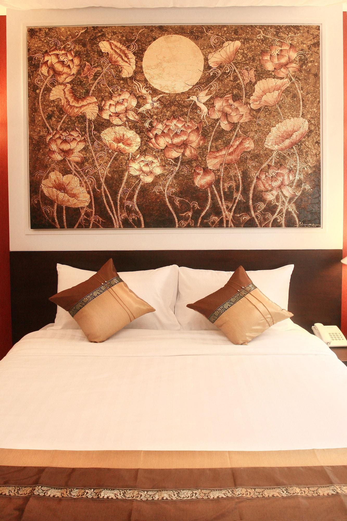 Mirth Sathorn Hotel Bangkok Esterno foto